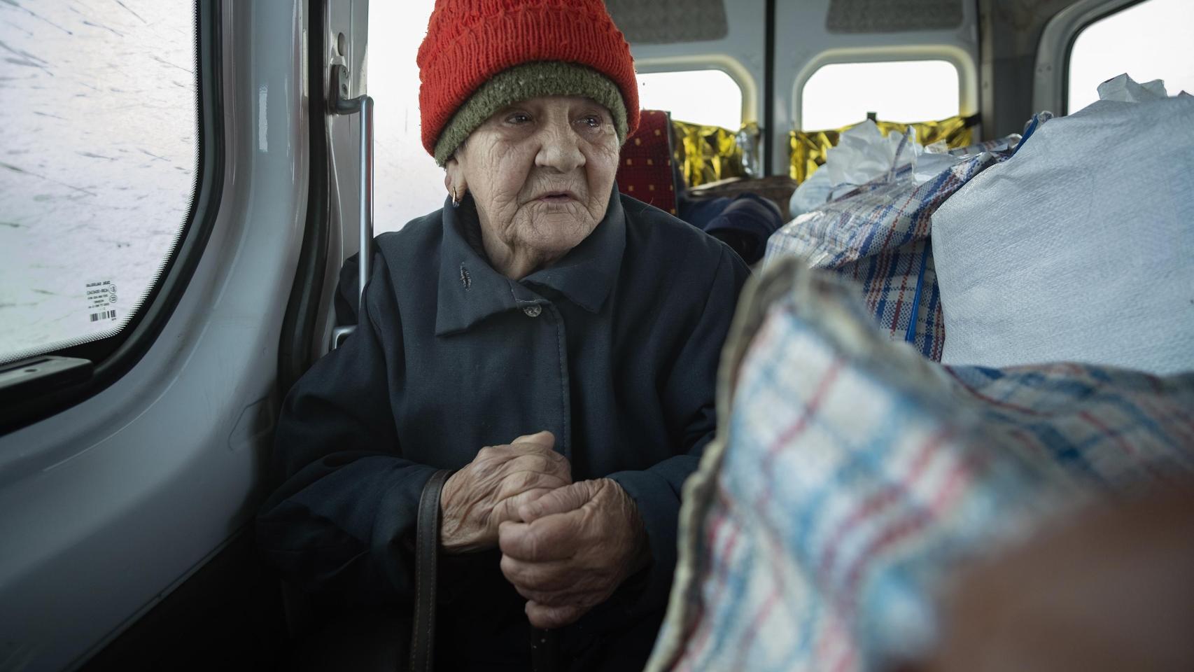 Una anciana sin familia, en el interior del vehículo en el que la están evacuando de Donetsk.