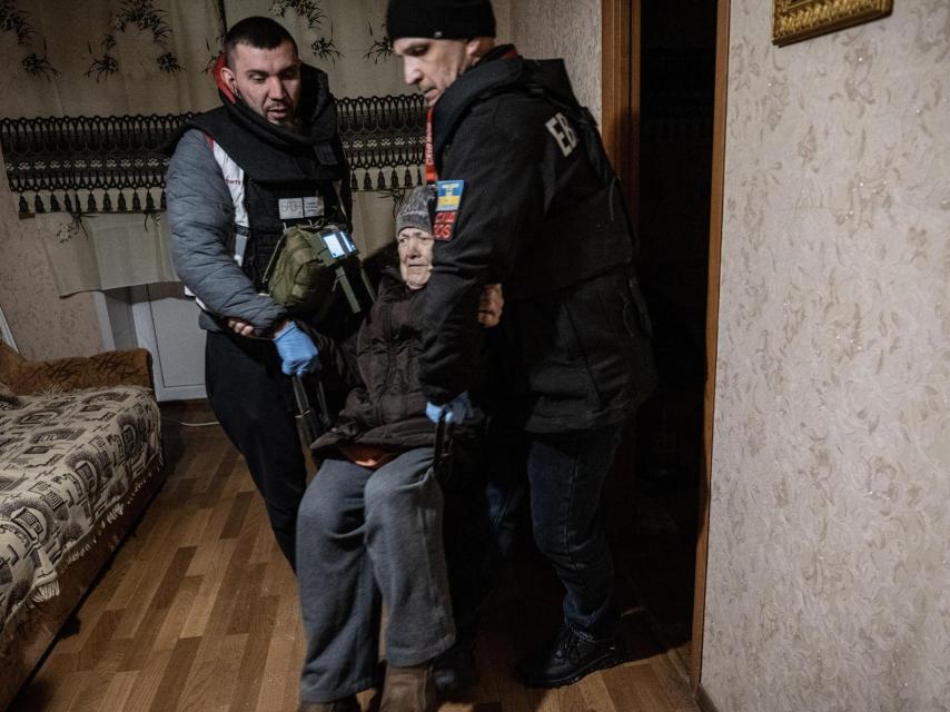 Civiles ucranianos atrapados en el Donbás.