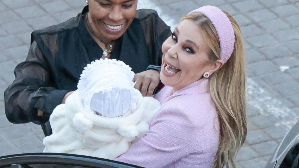 Ana Obregón con Ana Sandra en brazos el día de su bautizo.