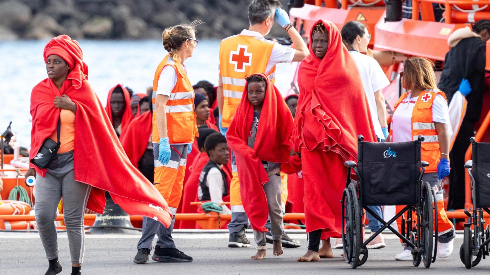 Una patera rescatada en aguas de Lanzarote con 60 migrantes, entre ellos varios menores, desembarcada en el puerto de Arrecife.