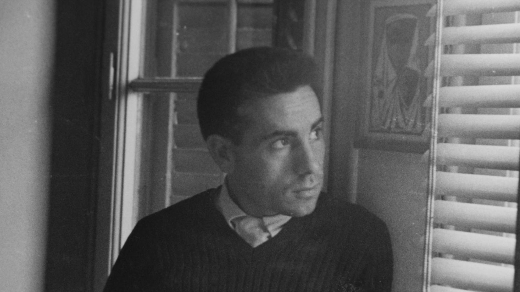 Agustín Gómez Arcos en un momento del documental 'Un hombre libre'.