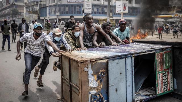 Jóvenes kenianos durante las protestas del pasado verano. Foto: Luis Tato. Premio World Press Photo en la categoría Reportajes en África.