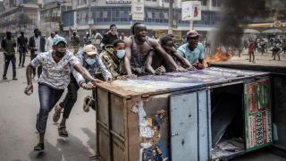 Jóvenes kenianos durante las protestas del pasado verano. Foto: Luis Tato. Premio World Press Photo en la categoría Reportajes en África.