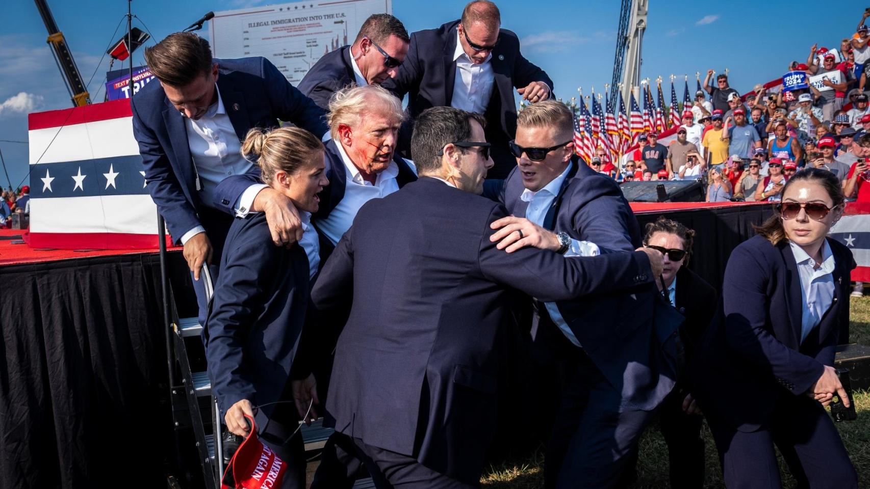 Miembros del Servicio Secreto de Estados Unidos ayudan al candidato presidencial republicano Donald Trump a bajar del escenario momentos después de que una bala de un intento de asesinato le impactara en la oreja durante un mitin de campaña. La fotografía de Jabin Botsford para 'The Washington Post', diario ganador del Pulitzer por la mejor cobertura en texto de noticia de última hora, fue premiada con un World Press Photo en categoría individual.
