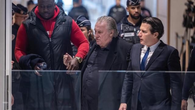 Gérard Depardieu y su abogado Jeremie Assous a su llegada al juzgado, esta mañana en París. Foto: EFE/EPA/Christophe Petit Tesson