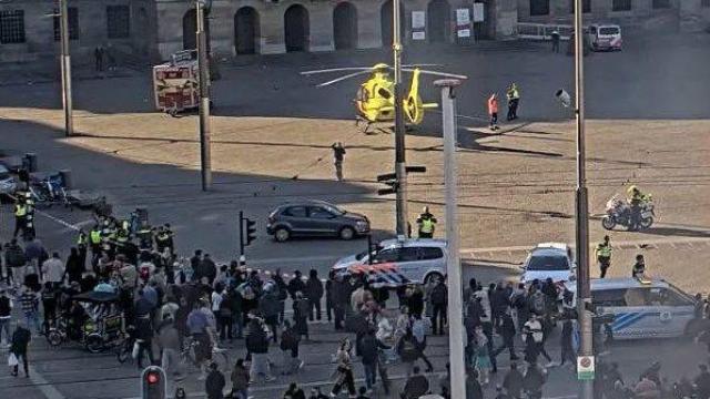 La Policía desaloja la plaza Dam tras un apuñalamiento múltiple con al menos cinco heridos.