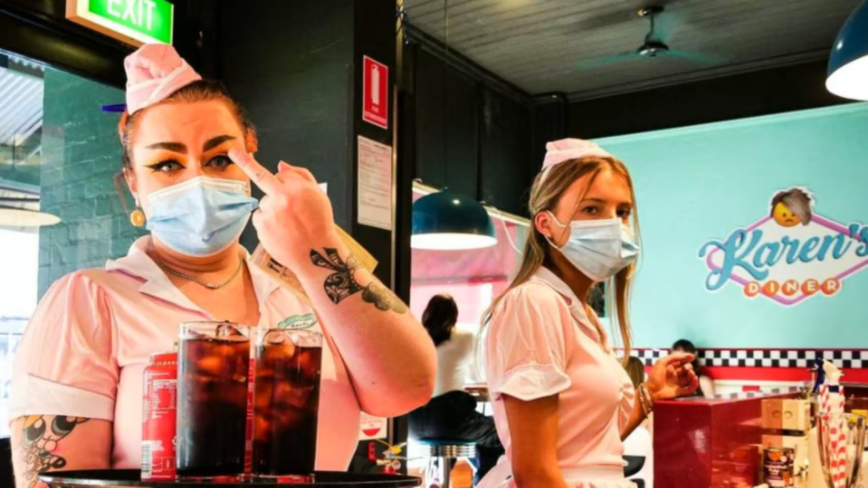 Camarera haciendo una peineta a sus clientes