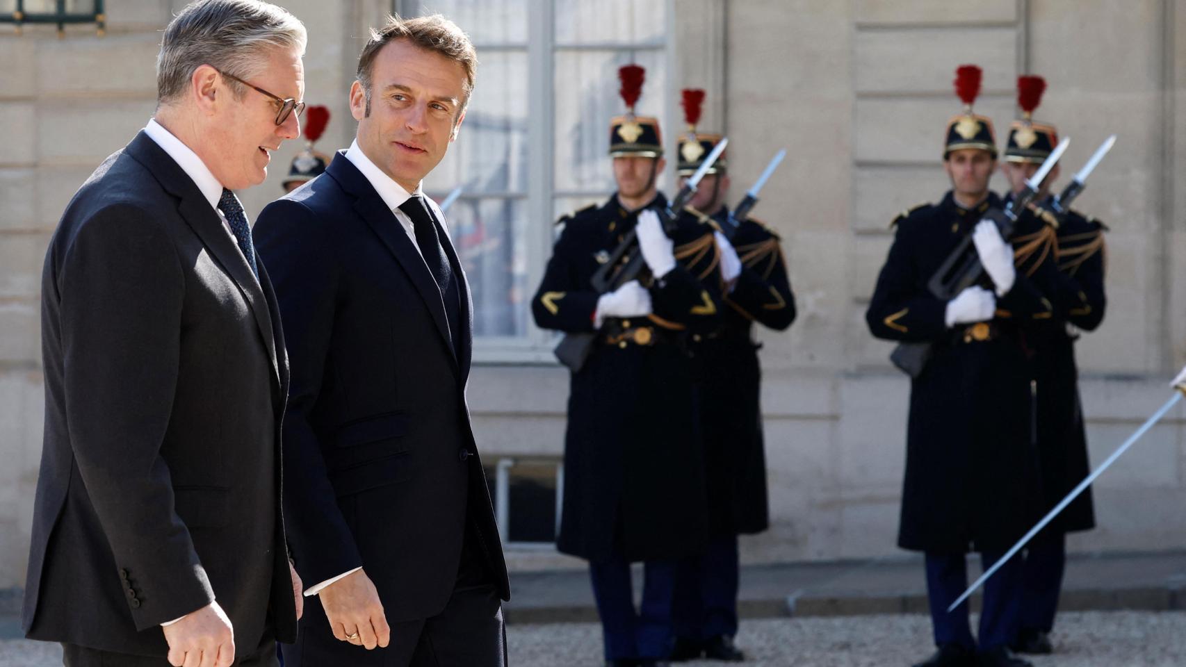 Macron y Starmer, antes de reunirse con otra treintena de líderes europeos en París.