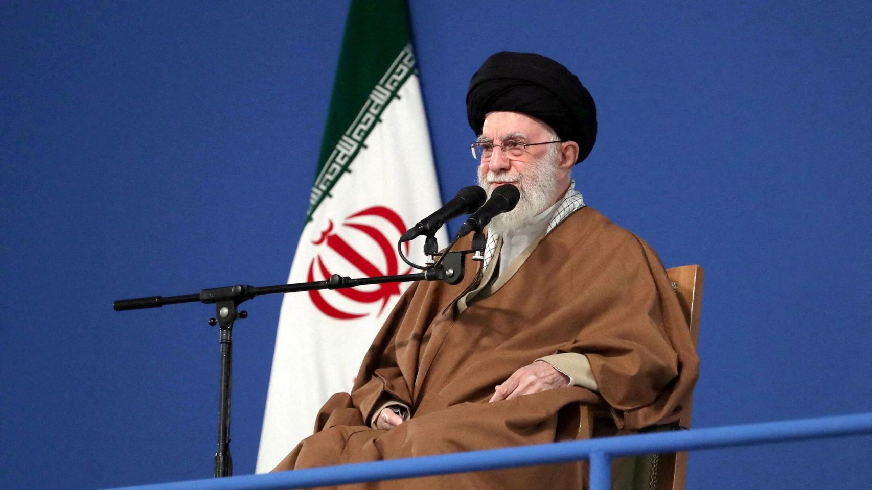 El líder supremo iraní, el ayatolá Alí Jamenei, habla durante una reunión en Teherán, Irán, el 21 de marzo de 2025