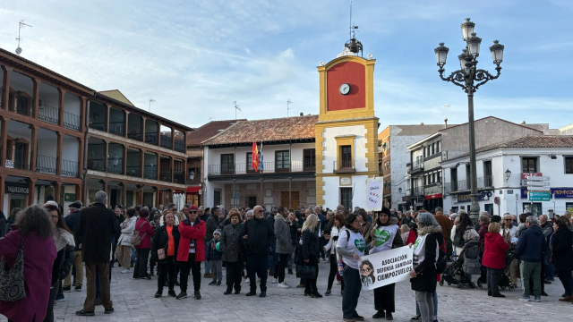 Una concentración de vecinos de Ciempozuelos por el centro de salud del municipio.