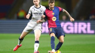 Iñigo Martínez disputa un balón con Raúl García de Haro.