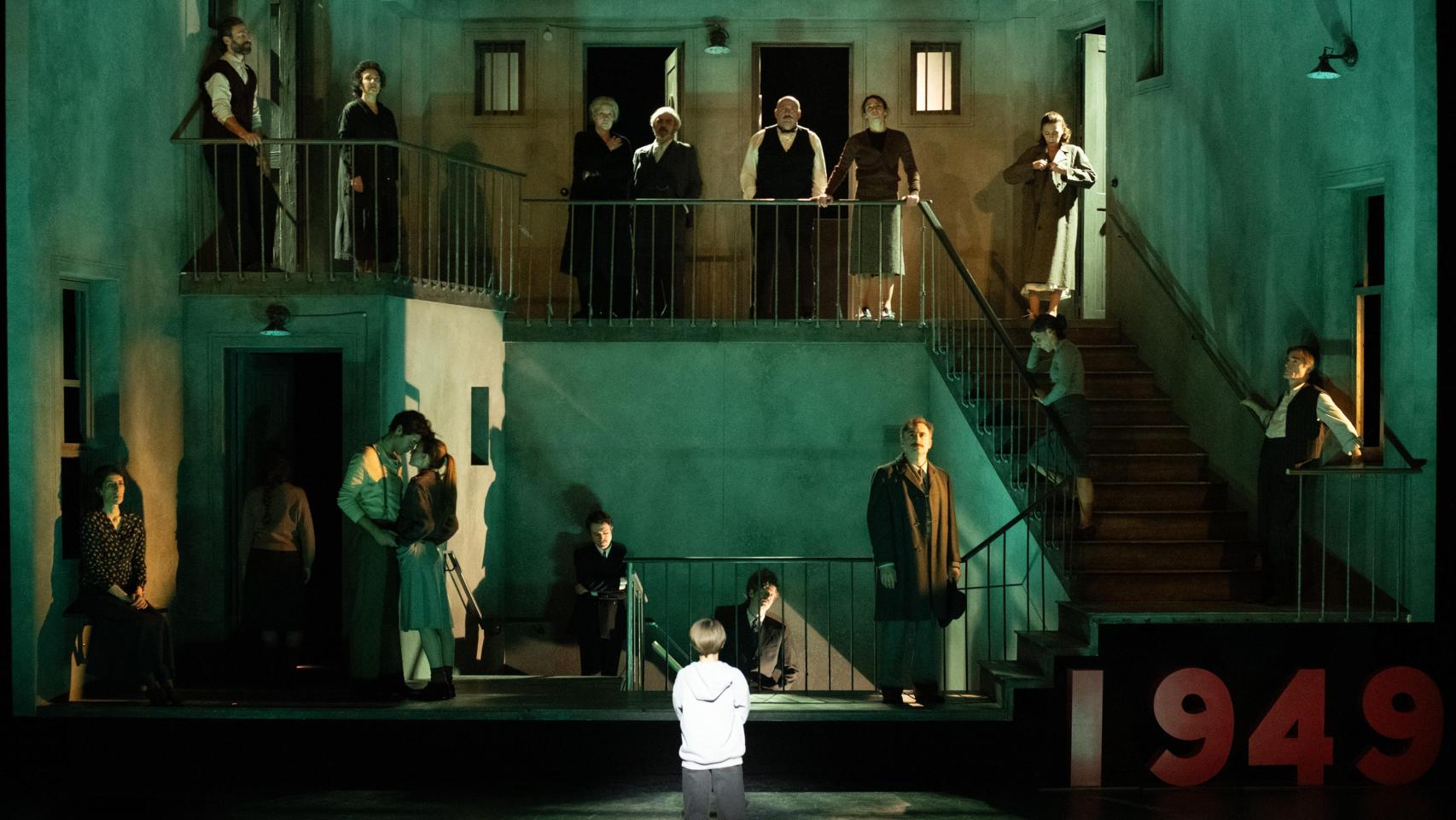 Una escena del montaje de Helena Pimienta de 'Historia de una escalera'. Foto: Javier Naval