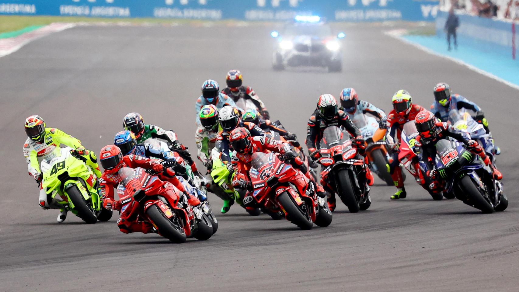 Los pilotos encaran la primera curva en el GP de Argentina de MotoGP.