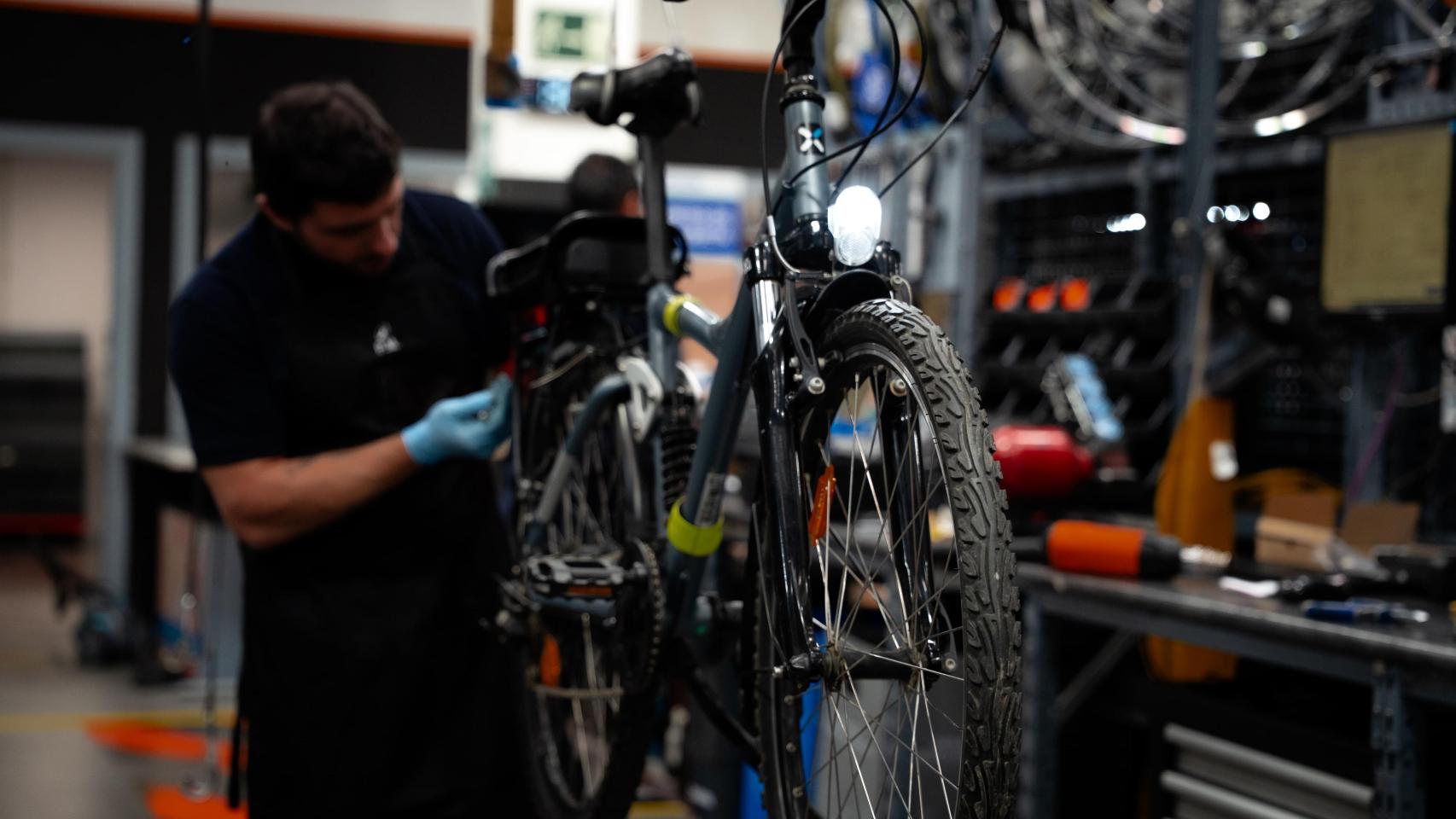 Jordan inició reparando bicicletas en un taller pequeño a instalar un negocio completo.