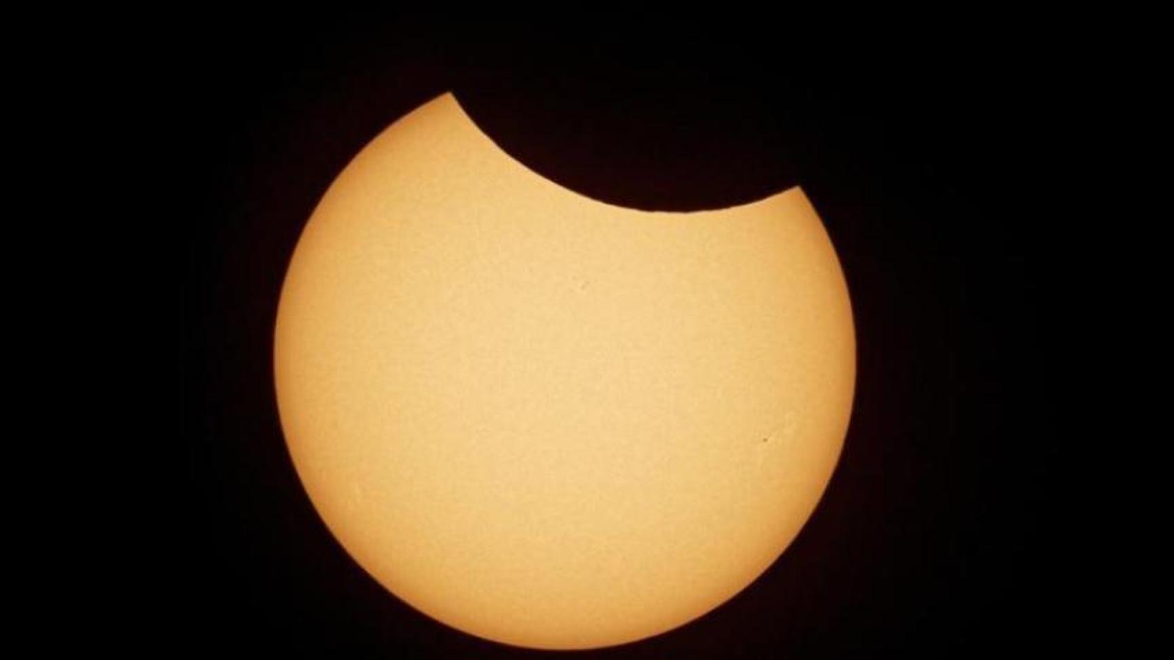Imagen de un eclipse solar parcial.