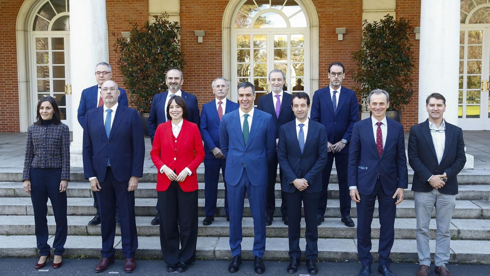 Foto de familia de la reunión de Pedro Sánchez con miembros de empresas del sector aeroespacial y las telecomunicaciones y del sector de la seguridad y la defensa