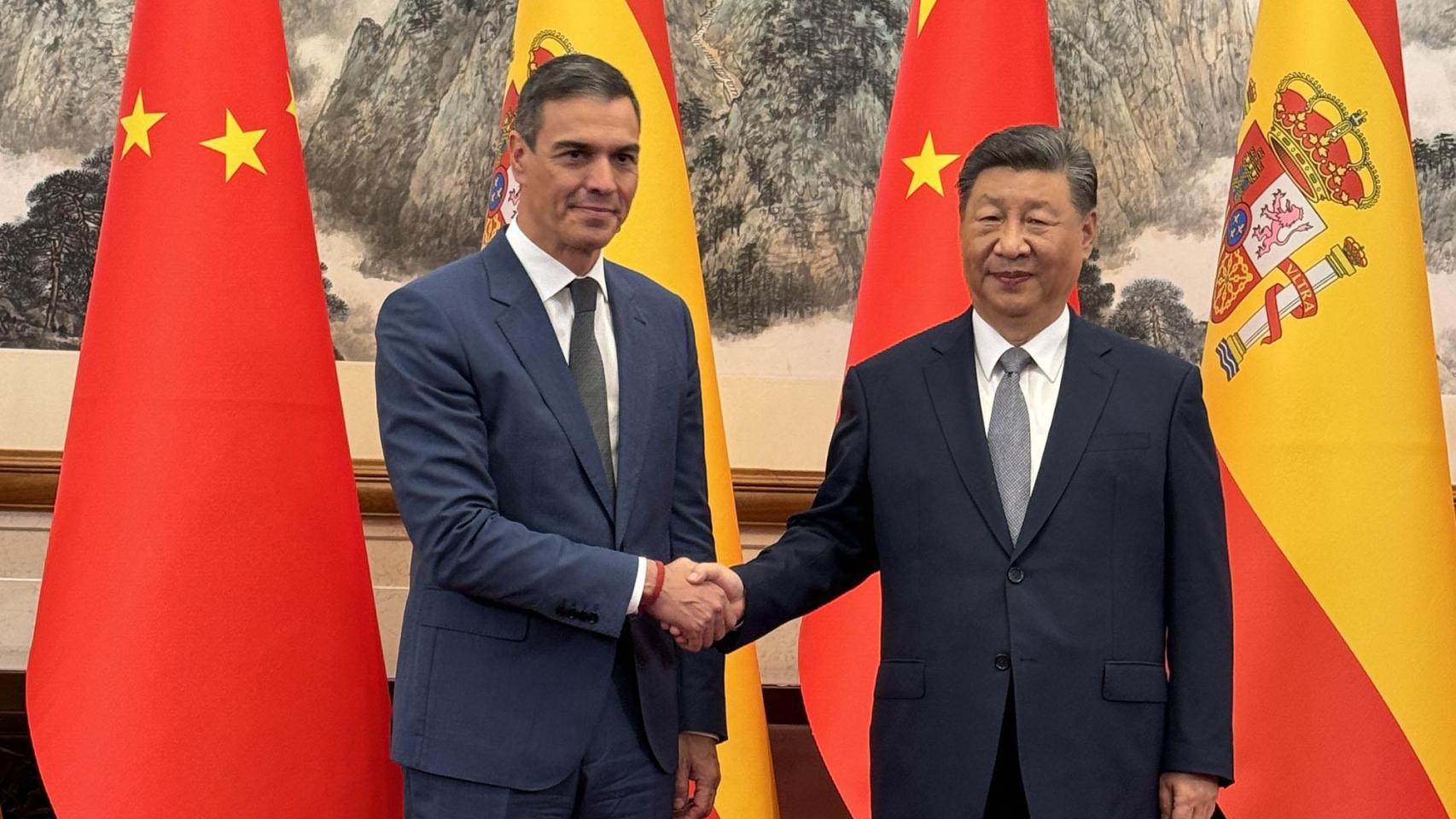 Pedro Sánchez estrecha la mano de Xin Jiping en una visita oficial a China.