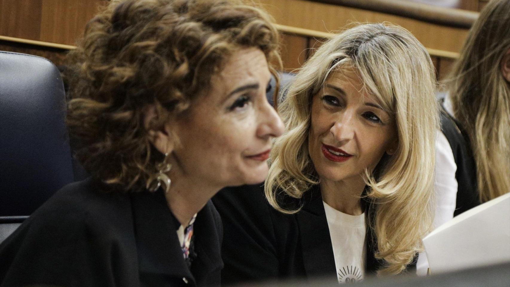 María Jesús Montero y Yolanda Díaz, vicepresidentas primera y segunda, en el Congreso.
