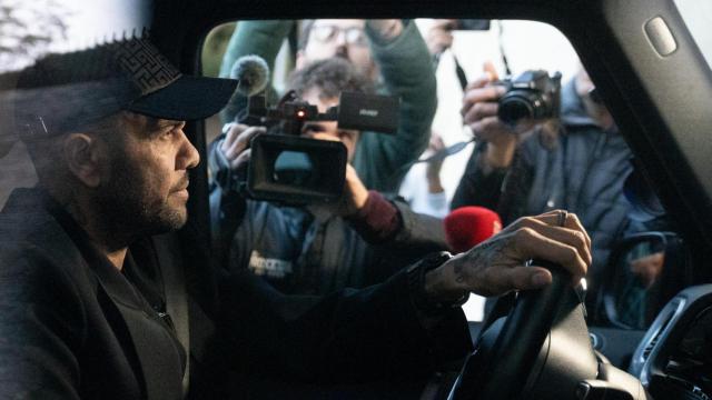 El exfutbolista Dani Alves llega a su domicilio tras ser absuelto de agresión sexual por la Sección de Apelaciones del TSJC.