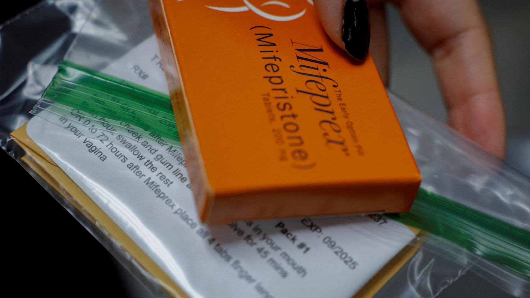 Una empleada de la Clínica de la Mujer Alamo prepara mifepristona, la primera pastilla en un aborto con medicamentos, para una paciente en Carbondale, Illinois, Estados Unidos, el 9 de abril de 2024.