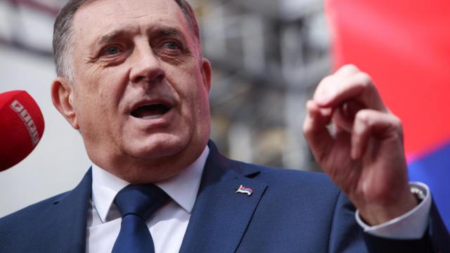 El presidente de la República Srpska, Milorad Dodik, asiste a una protesta en Banja Luka, Bosnia y Herzegovina, 25 de febrero de 2025.