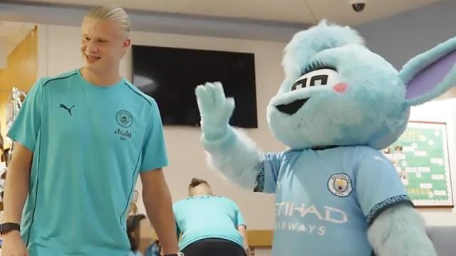 Haaland, junto a la mascota del Manchester City.