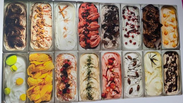 El expositor de helados que prepara Vicent Pascual en su local durante todo el año.