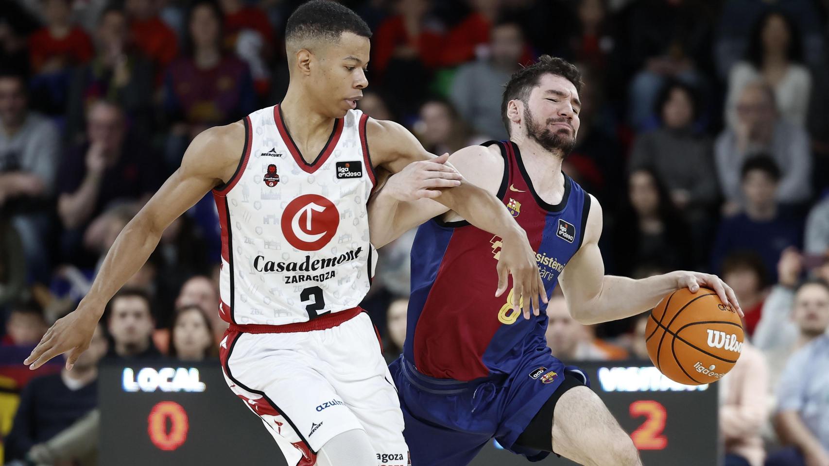 Darío Brizuela presionado por Trae Bell-Haynes en el partido ante Casademont Zaragoza.