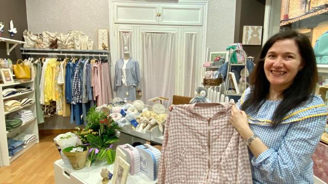 Davinia Martín muestra uno de sus productos para adolescentes en su renovada tienda del Casco Histórico de Toledo