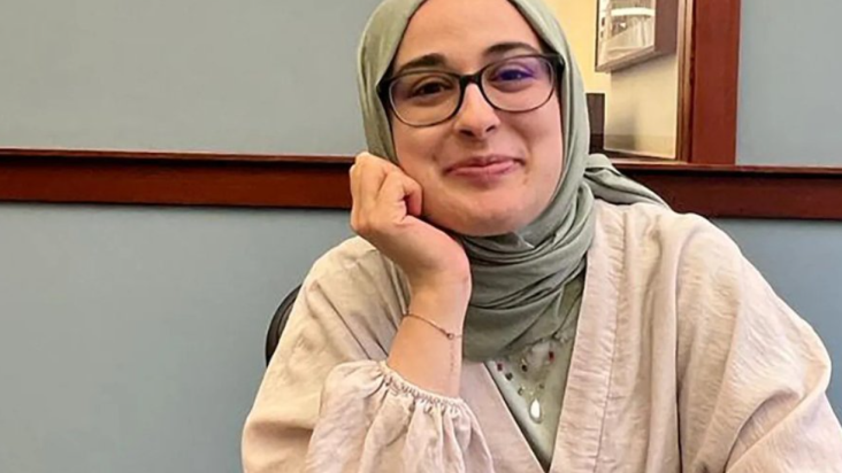 Rumeysa Ozturk, la estudiante de doctorado turca detenida en plena calle en EEUU por publicar un artículo contra Israel.