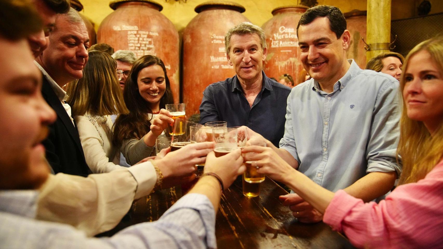 Esteban González Pons, Alberto Núñez Feijóo y Juanma Moreno, este sábado durante un encuentro con jóvenes del PP en Sevilla.