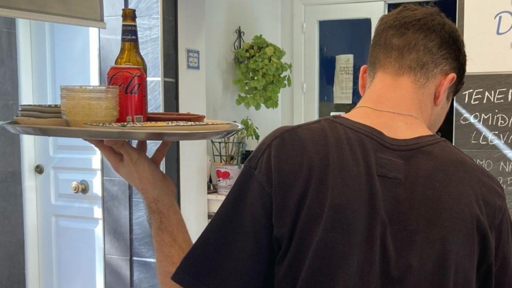 Un camarero en un bar en Málaga.