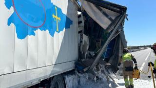 El estado del camión tras una colisión contra otro que estaba en la autovía