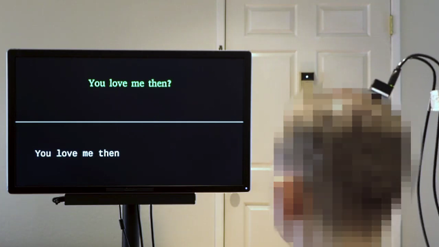 La neuroprótesis lee las ondas cerebrales de la paciente y pronuncia mediante un vocalizador la frase que está leyendo.