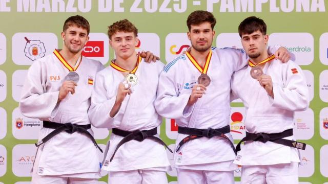 Bruno Castro posa con su medalla junto al resto de premiados.