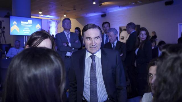 Pedro J. Ramírez, presidente ejecutivo y director de EL ESPAÑOL, rodeado de un grupo de ponentes en la primera jornada del Wake Up, Spain 2025!