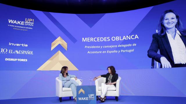 Mercedes Oblanca, presidenta de Accenture en España y Portugal, junto a Noelia Hernández, redactora jefa de DISRUPTORES.