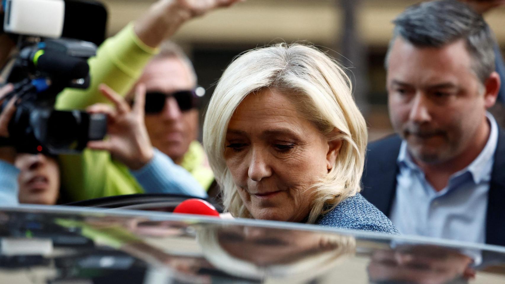 Marine Le Pen sale de la sede de su partido, ayer, tras el veredicto por malversación de fondos.