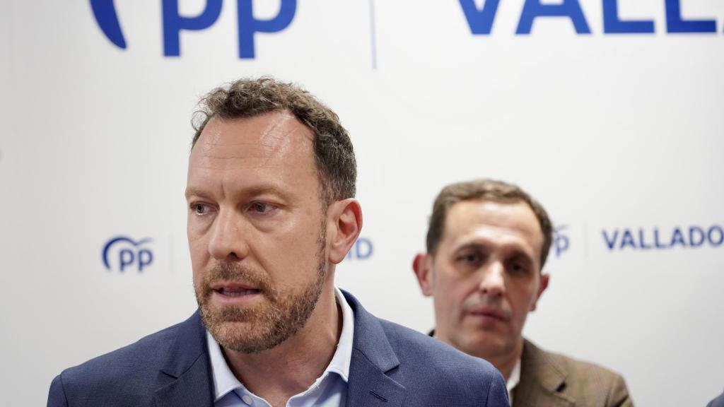 El diputado Héctor Palencia, portavoz en la Comisión de Transportes del Congreso, junto al presidente del PP de Valladolid, Conrado Íscar