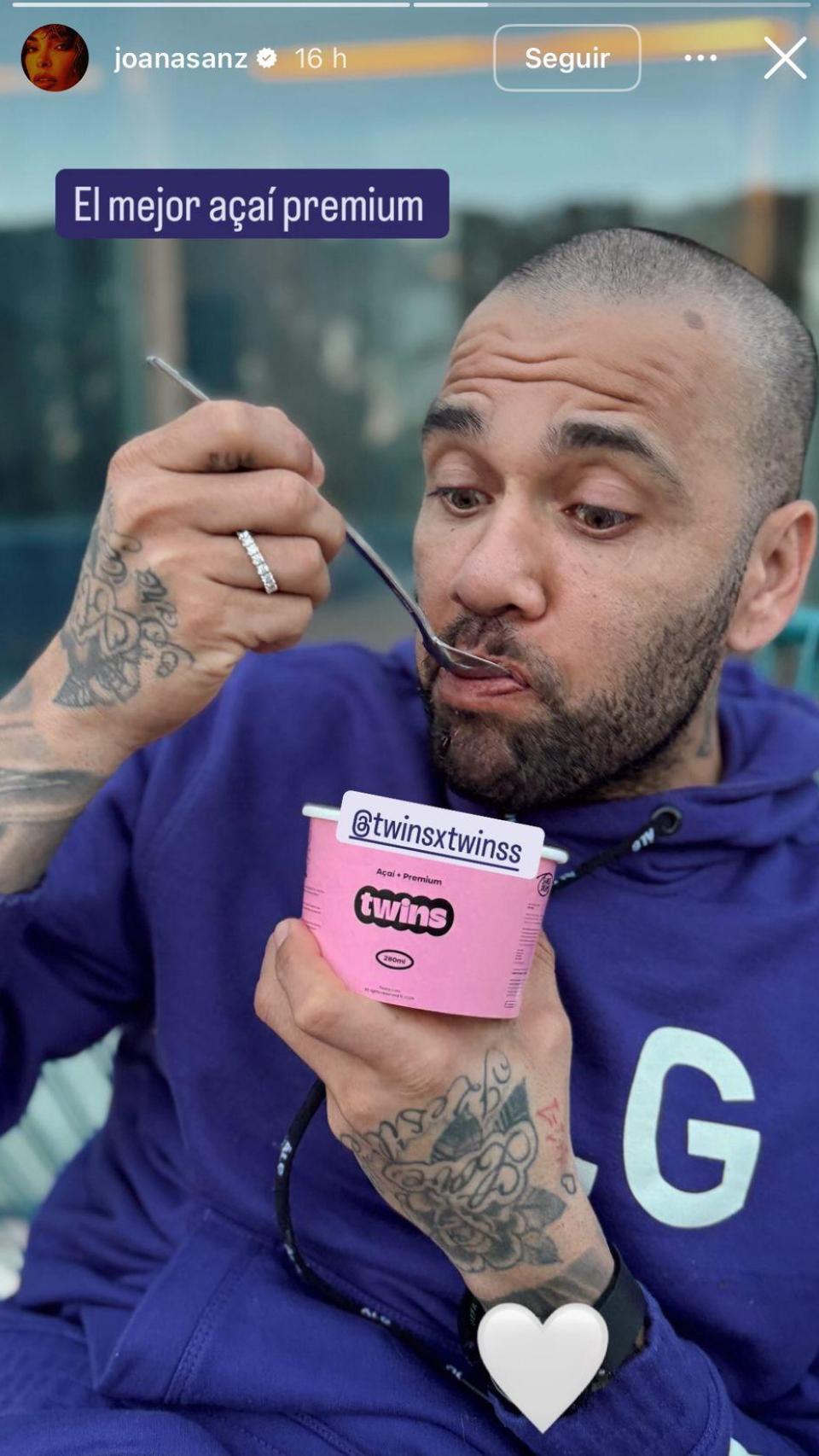 Dani Alves mostrando su nuevo producto. Imagen compartida por Joana Sanz.