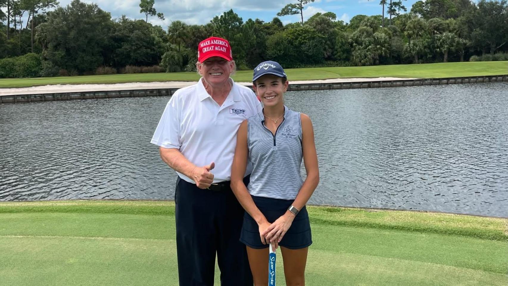 Kai Madison Trump, junto a su abuelo Donald Trump, en un campo de golf