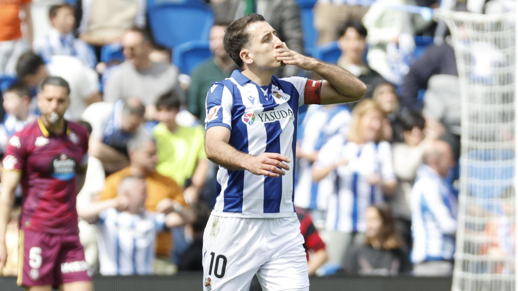 Oyarzabal celebra un gol con la Real Sociedad