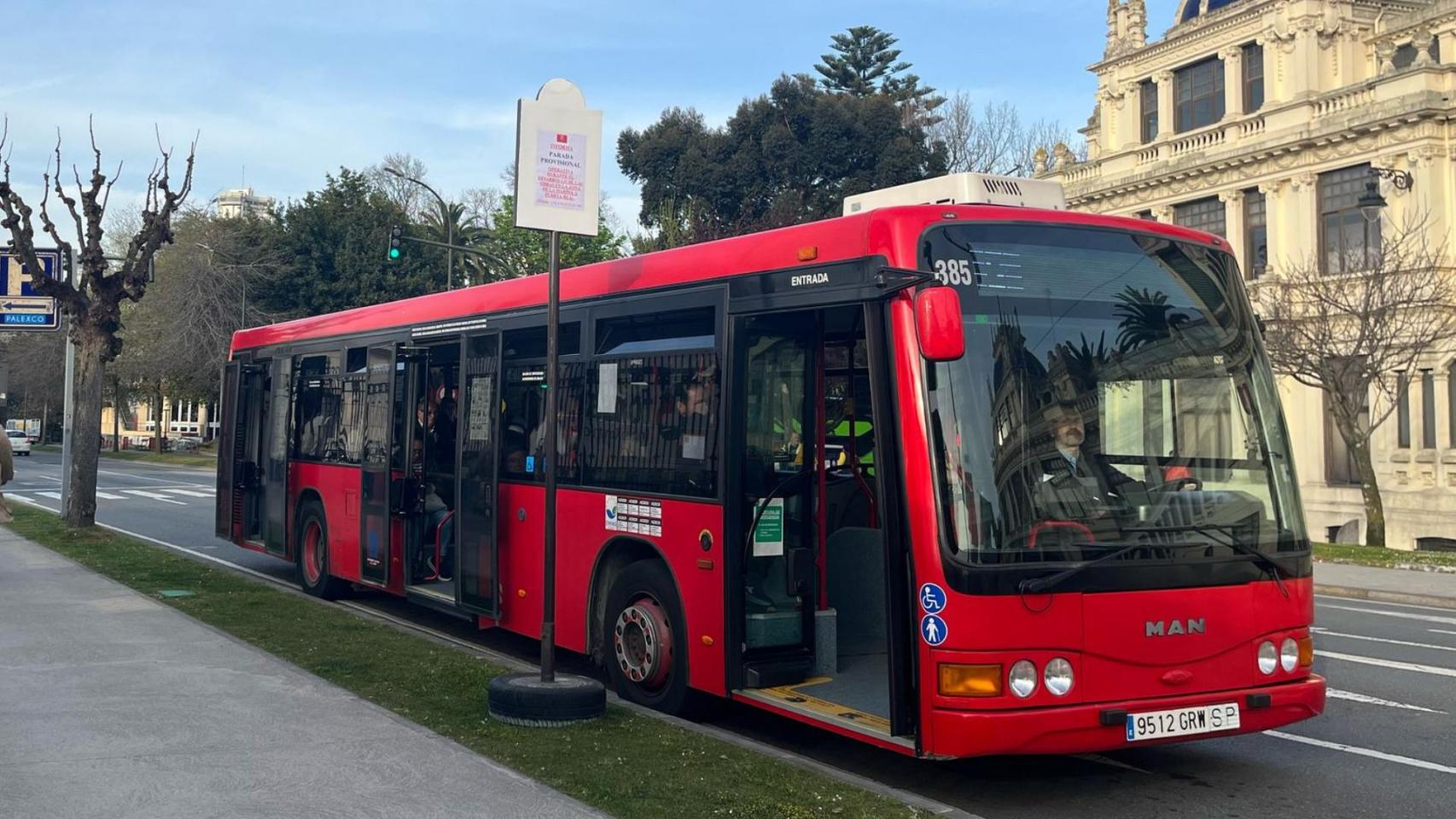 Parada alternativa de bus en la avenida do Porto en A Coruña
