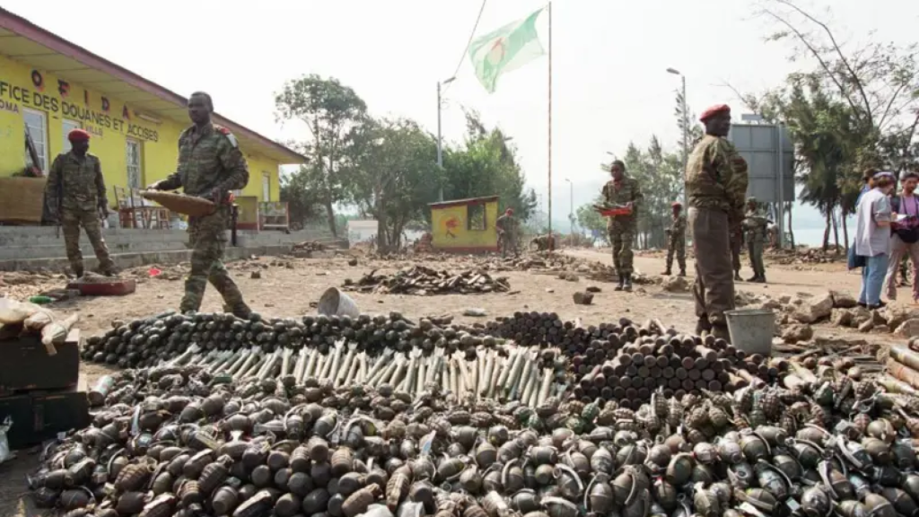 Soldados hutus junto a cadáveres de tutsis.