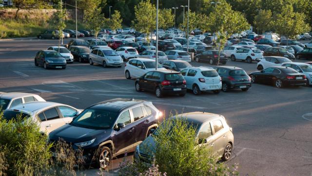 Numerosos coches aparcados en un parking disuasorio de Toledo.