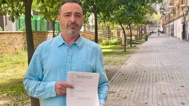 Manuel, el cocinero despedido del Ayuntamiento de Barcelona tras 17 años por no hablar catalán, con su carta de despido.