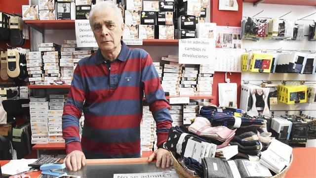 Luis Rojo en su tienda de Passión Lencería de la calle Santa Clara atiende a EL ESPAÑOL de Castilla y León