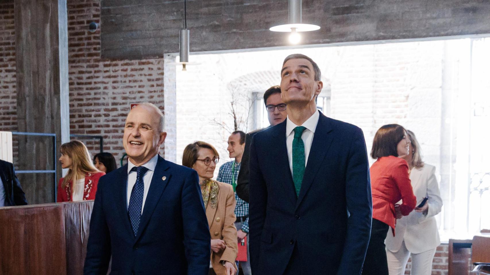 El rector de la UNED, Ricardo Mairal y el presidente del Gobierno, Pedro Sánchez.