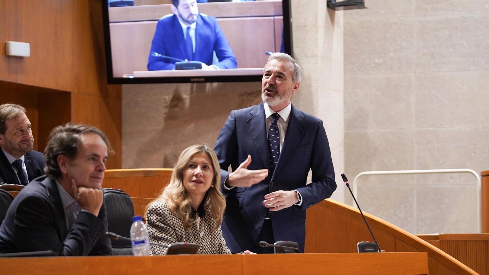 Azcón, en las Cortes con Nolasco (Vox) en el televisor