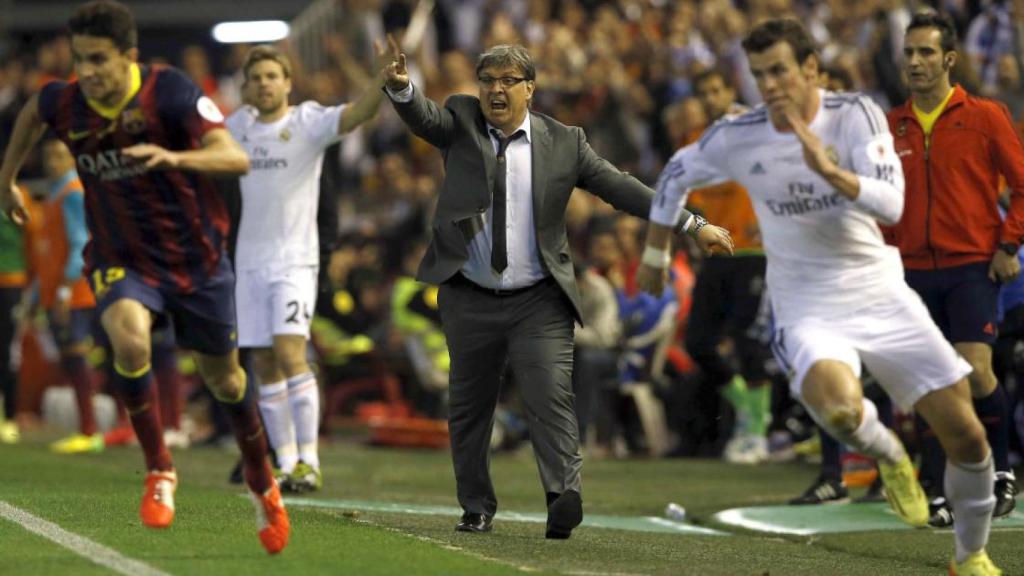 Bale se marcha de Bartra en la final de la Copa del Rey de la temporada 13-14.